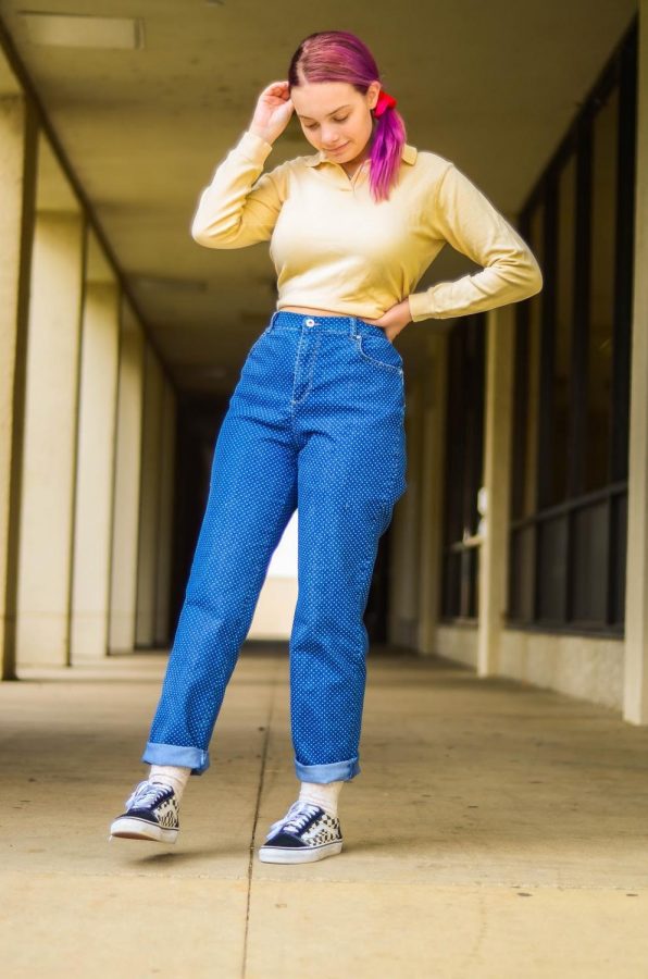 Best of both worlds:
Thrifting a simple short sleeve top allows for versatility in outfits. Thrifting a yellow short sleeve top, adds a pop of fun color.
