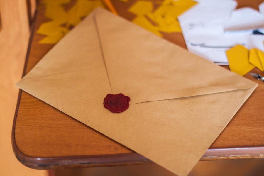 brown-paper-envelope-on-table-211290