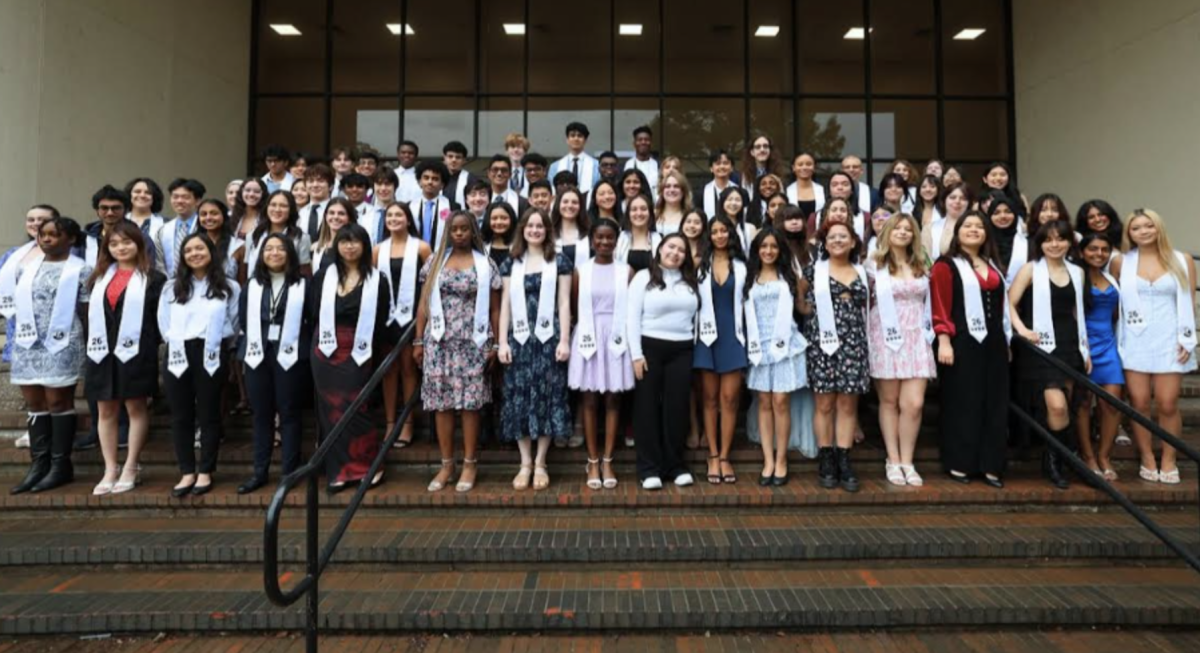 Photo from @planoschools
IB graduating seniors pose for a group photo after the IB Stole Ceremony.